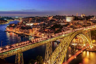 Fotokunst von Achim Thomae: Panorama der Altstadt von Porto bei Sonnenuntergang