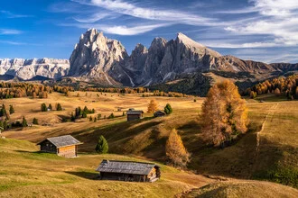 Farbenfrohe Herbstlandschaft auf der Seiser Alm mit Lärchen und Bergen