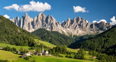 Fotokunst von Achim Thomae: Sommerlandschaft im Villnösstal mit sanften Bergen