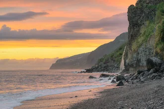 Fotokunst von Michael Valjak: ruhige Küstenlandschaft auf Madeira mit Sonnenuntergang