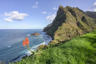 Fotokunst von Michael Valjak: Küstenlandschaft mit Klippen und dem Atlantischen Ozean
