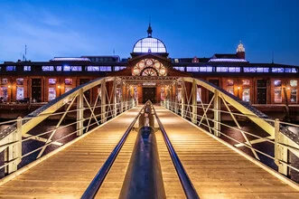 Fotokunst von Achim Thomae: Fischauktionshalle in Hamburg zur blauen Stunde