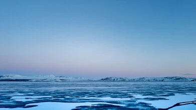 Fotokunst von J. Daniel Hunger: ruhige Winterlandschaft mit gefrorenem Meer in Island