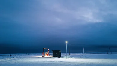 Fotokunst von J. Daniel Hunger: Tankstelle in der ruhigen isländischen Landschaft
