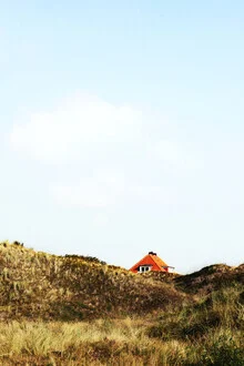 Fotokunst von Manuela Deigert: Dünenhaus auf der Insel Langeoog unter blauem Himmel