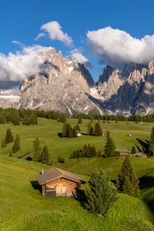 Fotokunst von Achim Thomae: idyllische Almwiese in Südtirol mit Wolken im Sommer