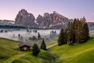 Fotokunst von Achim Thomae: Morgennebel über den ruhigen Dolomiten