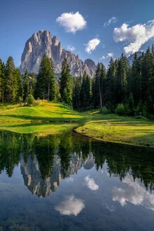 Fotokunst von Achim Thomae: Sommerliche Berglandschaft mit Bergsee und Spiegelung.