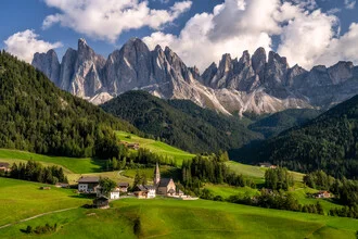Fotokunst von Achim Thomae: Sommerlandschaft im Villnösstal mit Geislergruppe