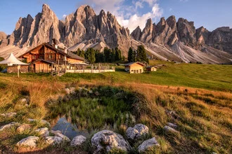 Fotokunst von Achim Thomae: Geisler Berggruppe in den Dolomiten mit sanften Wolken