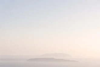 Romantischer Sonnenuntergang über dem Meer mit Silhouetten von Küstenlinien