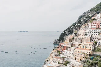 Fotokunst von Photolovers: Blick auf die Küste von Positano mit Bergen und blauem Wasser.