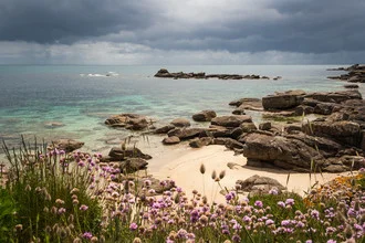 Fotokunst von Monika Schwager: ruhige Küstenlandschaft mit Meer und Wolken.