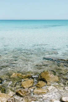 Fotokunst: Felsen und Meer unter einem blauen Himmel an der italienischen Küste