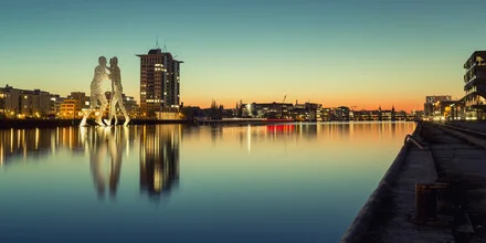 Fotokunst von Holger Nimtz: Berliner Osthafen bei Sonnenuntergang mit dem Molecule Man