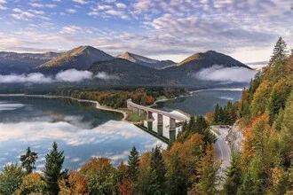 Fotokunst: Herbstmorgen in den bayerischen Alpen mit Nebel über dem See