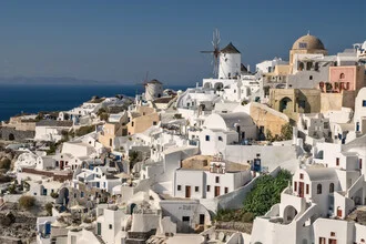 Fotokunst von Achim Thomae: mediterranes Dorf auf Santorin mit Windmühle und Häusern