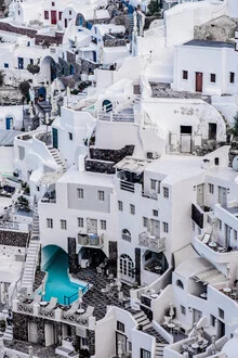 Fotokunst von Achim Thomae: mediterranes Dorf auf Santorini im Sommerlicht