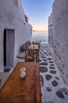 Fotokunst von Achim Thomae: Sonnenaufgang über der Altstadt von Mykonos