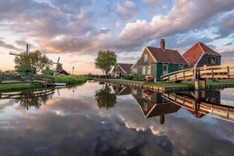 Fotokunst von Achim Thomae: Sonnenuntergang über Zaanse Schans mit Windmühlen und Spiegelungen