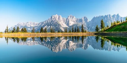 Fotokunst von Achim Thomae: ruhige Spiegelung der Wilder Kaiser Berge im Astbergsee