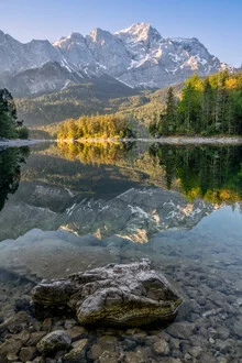 Fotokunst von Achim Thomae: Panorama des Zugspitze mit ruhigem See im Vordergrund.
