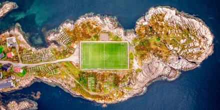 Luftbild des Fußballstadions in Henningsvaer, umgeben von der arktischen Landschaft.