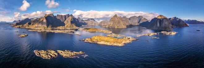 Fotokunst von Achim Thomae: Luftaufnahme der Lofoten mit Bergen und Küstenlandschaft