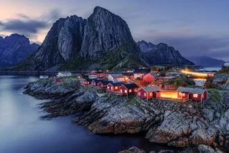 Fotokunst von Achim Thomae: Fischerhütten im Fischerdorf Hamnoy bei Sonnenuntergang.