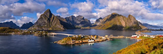 Panoramaansicht der Lofoten mit Bergen und ruhigem Polarmeer im Herbst.