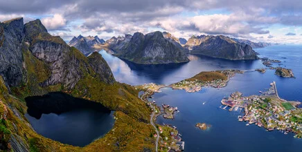Fotokunst von Achim Thomae: Panoramaaufnahme der Lofoten mit ruhigem Meer und Bergen.