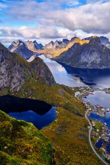 Fjord Panorama von Achim Thomae: ruhige Berglandschaft mit einem spiegelnden See