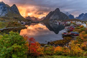 Herbstlandschaft auf den Lofoten mit Fischerdorf und Bergen im Hintergrund