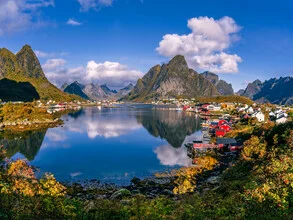 Fotokunst: Herbstszenen der Fischerhütten in Reine auf den Lofoten