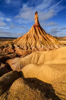 Wüstenlandschaft in Spanien mit sanften Hügeln unter blauem Himmel.