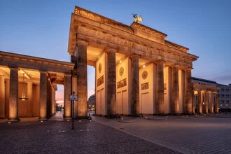 Fotokunst von Achim Thomae: Brandenburger Tor bei Sonnenaufgang in sanften Farben