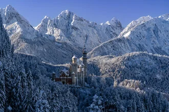 Winter mood at the King's Castle with snow-covered mountains in the background
