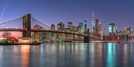 Wandbild: Sonnenuntergang über New York City mit Silhouetten der Wolkenkratzer.
