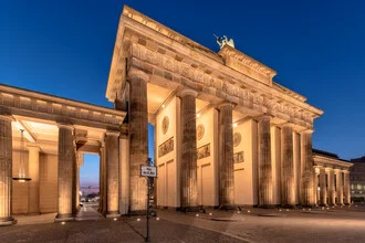 Fotokunst: Brandenburger Tor bei Sonnenaufgang, sanfte Farben und ruhige Stimmung.