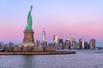 Beautiful sunset over the New York skyline featuring skyscrapers.