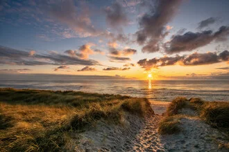 Fotokunst von Achim Thomae: sanfter Sonnenaufgang über der Küste von Sylt.