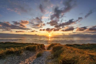 Fotokunst von Achim Thomae: Sonnenuntergang über den Dünen von Sylt