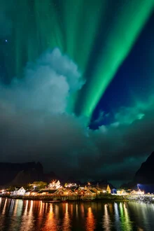 Fotokunst von Achim Thomae: Nordlichter über einem Fischerdorf auf den Lofoten.