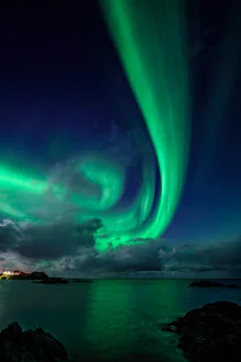 Fotokunst von Achim Thomae: Nordlichter über den Lofoten in ruhigem Himmel.