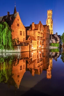 Fotokunst von Achim Thomae: Altstadt von Brügge in blauer Stunde mit Spiegelungen