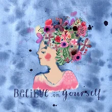 Illustration von Constanze Guhr: Frau mit Blumenkopf auf blauem Hintergrund, träumerische Stimmung.