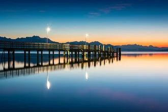 Fotokunst von Martin Wasilewski: ruhige Dämmerung am Chiemsee mit Bergen im Hintergrund