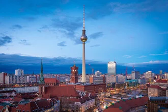 Fotokunst von Martin Wasilewski: Stadtansicht von Berlin zur blauen Stunde