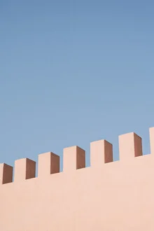 Minimalistische Wandgestaltung in Marrakesch, sanfte Farben und ruhige Atmosphäre
