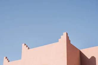 Abstrakte Straßenszene in Marrakesch mit blauen Wänden und Schatten